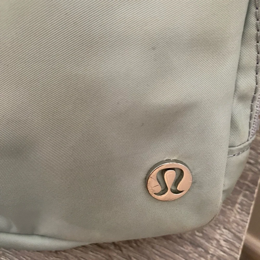 Lululemon Athletica Crossbody Bag in Light Gray - Picture 4 of 6